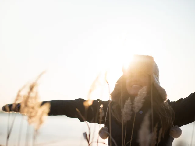 Femme au bord de l'étang en hiver
