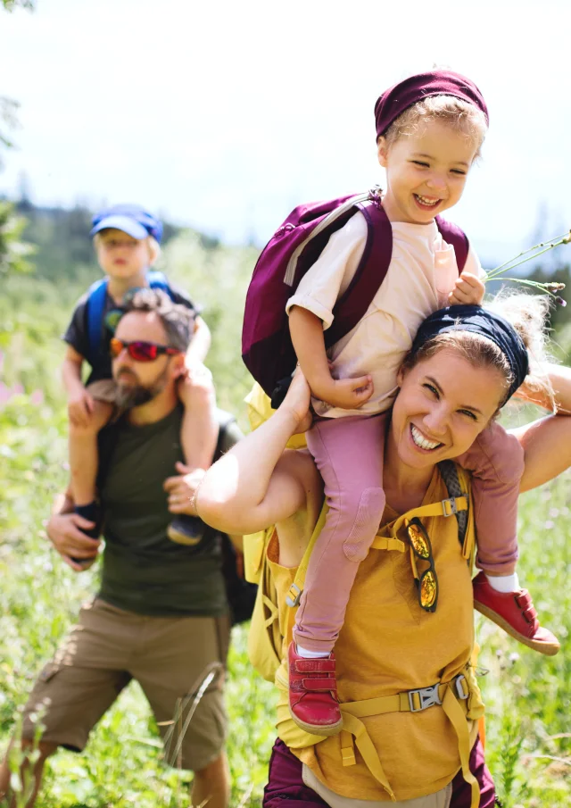 Familienspaziergang in der Natur