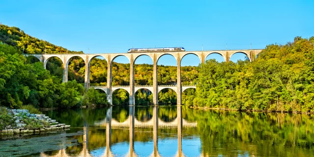 L'Ain à portée de train : train sur le viaduc de Cize-Bolozon dans l'Ain