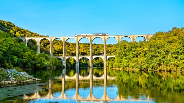 L'Ain à portée de train : train sur le viaduc de Cize-Bolozon dans l'Ain