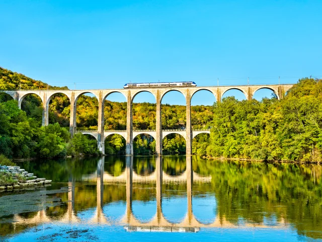 L'Ain à portée de train : train sur le viaduc de Cize-Bolozon dans l'Ain