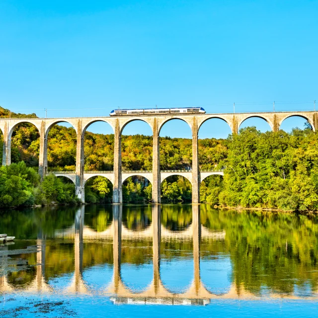 L'Ain à portée de train: Zug auf dem Viadukt von Cize-Bolozon im Departement Ain