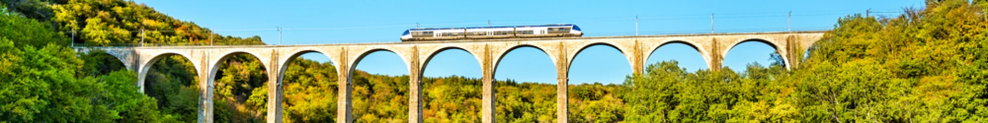 L'Ain à portée de train : train sur le viaduc de Cize-Bolozon dans l'Ain