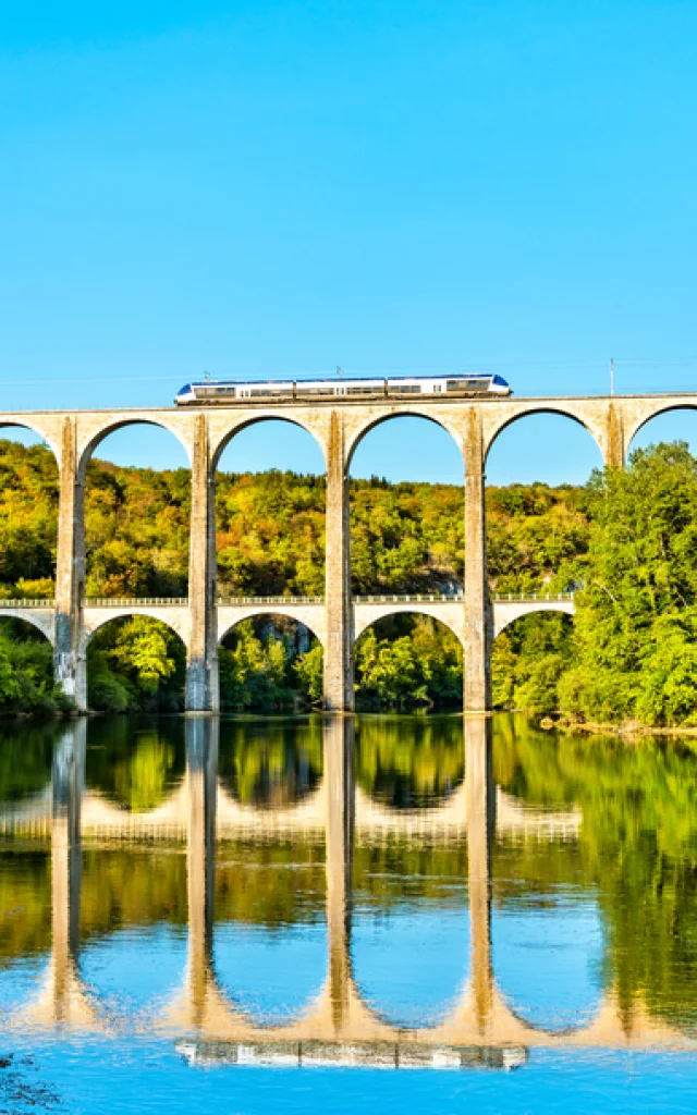 L'Ain à portée de train : train sur le viaduc de Cize-Bolozon dans l'Ain