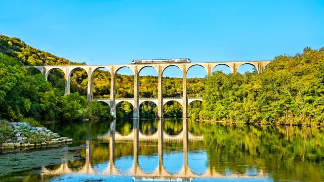 L'Ain à portée de train: train on the Cize-Bolozon viaduct in Ain