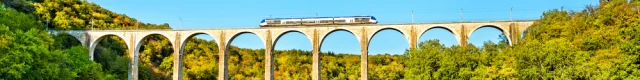 L'Ain à portée de train : train sur le viaduc de Cize-Bolozon dans l'Ain