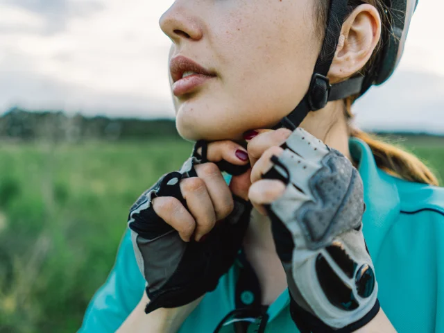 Radfahrer, der seinen Fahrradhelm befestigt