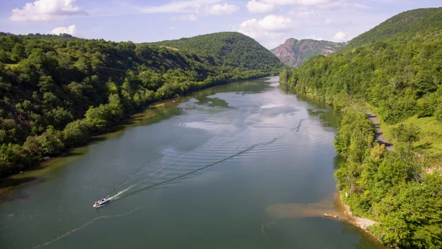 La rivière d'Ain vue depuis le pont de Serrières-sur-Ain
