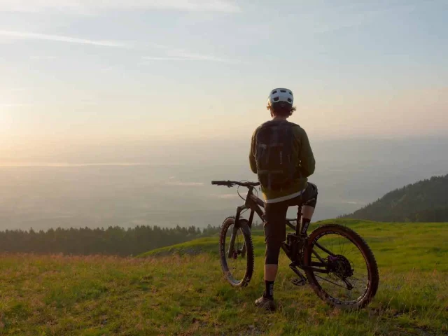 Mountainbiking in den Bergen von Ain, um die Aussicht zu genießen