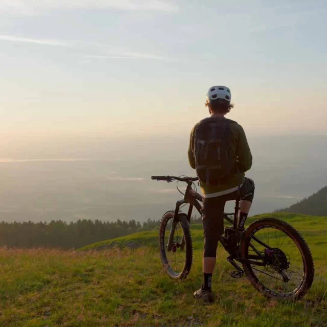Mountainbiking in den Bergen von Ain, um die Aussicht zu genießen