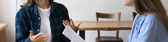 Deux femmes qui discutent