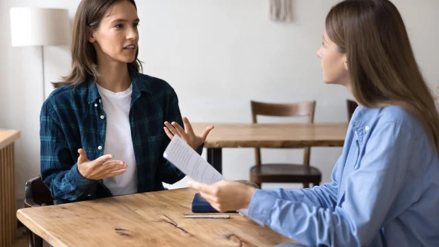 Deux femmes qui discutent