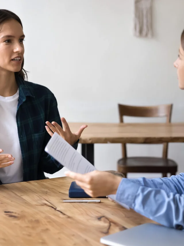 Deux femmes qui discutent
