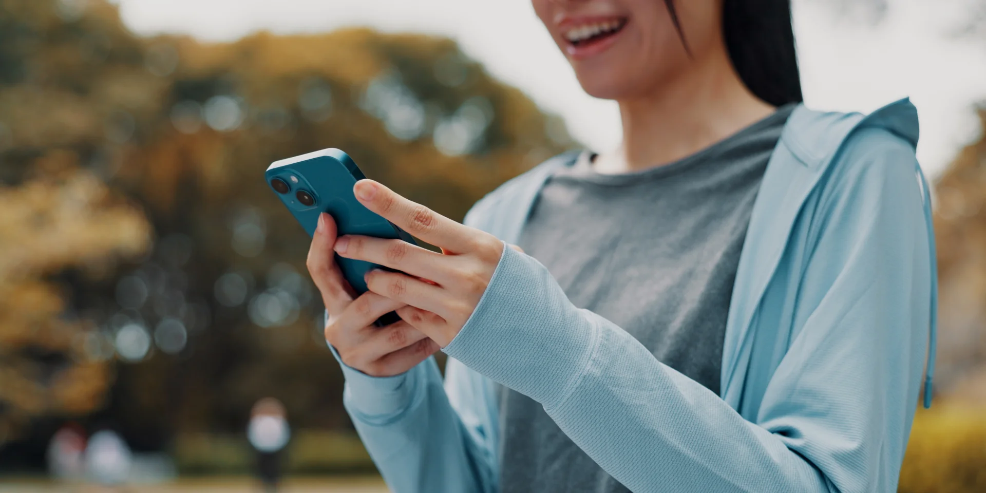 Femme sur son téléphone