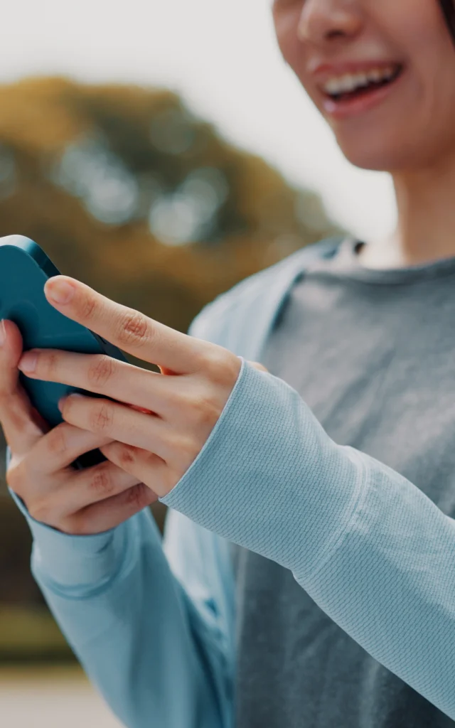 Femme sur son téléphone