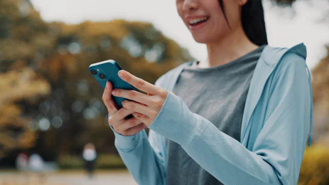 Femme sur son téléphone