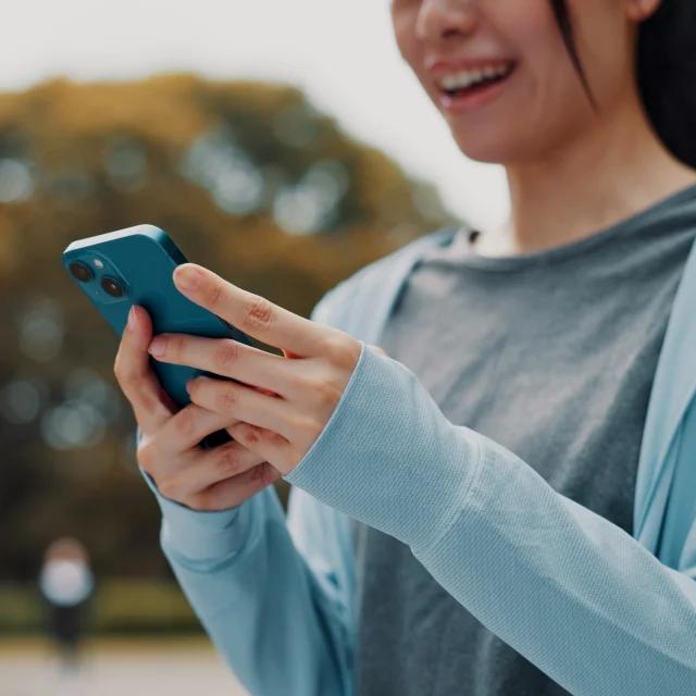 Femme sur son téléphone