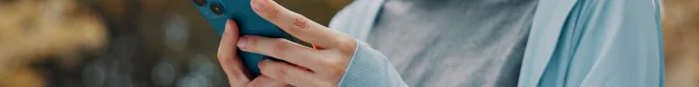 Femme sur son téléphone