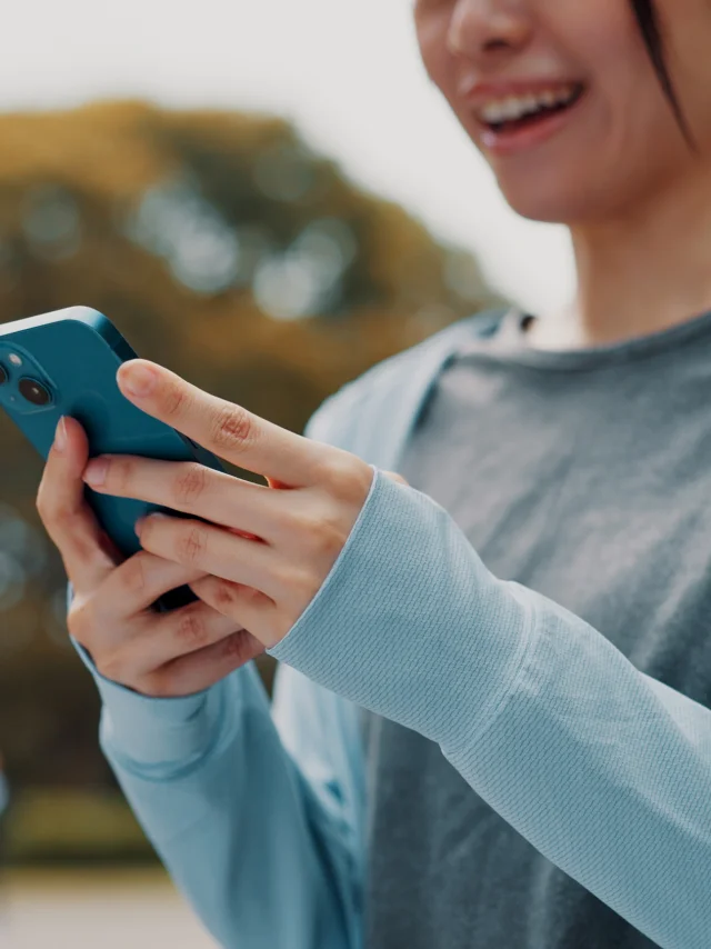 Femme sur son téléphone