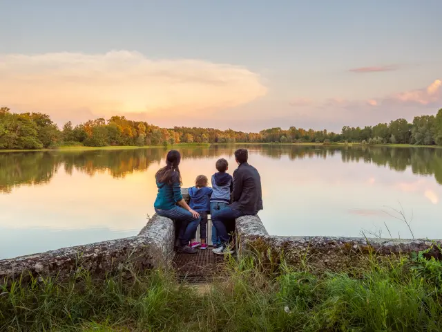 Famille au bord d'un étang de la Dombes