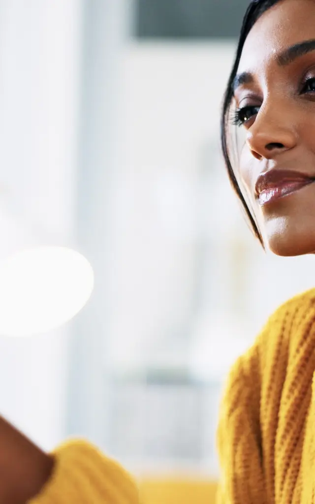 Femme devant son ordinateur