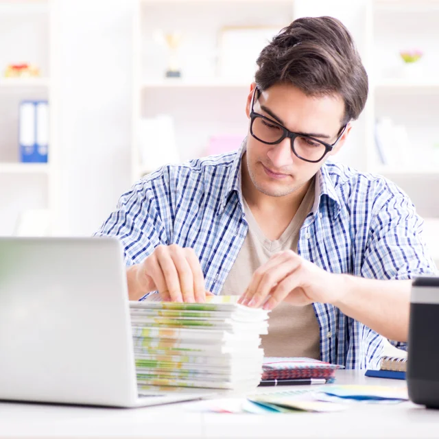 Homme comptant les brochures