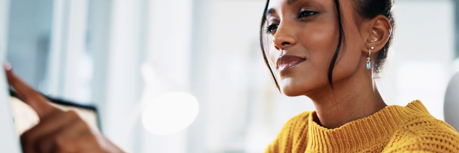 Femme devant son ordinateur