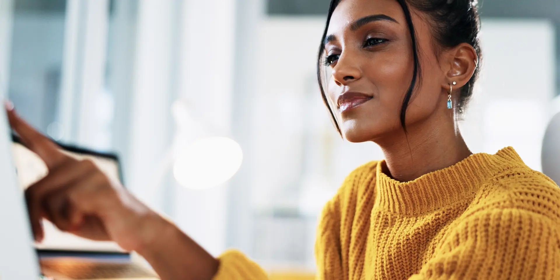 Femme devant son ordinateur