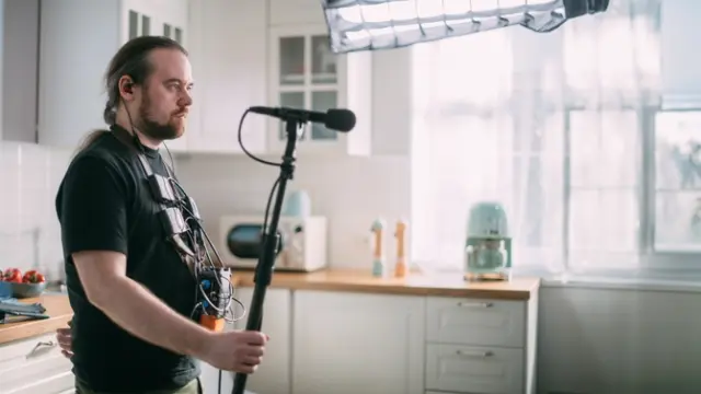 Équipe de tournage dans un maison, lieu de tournage