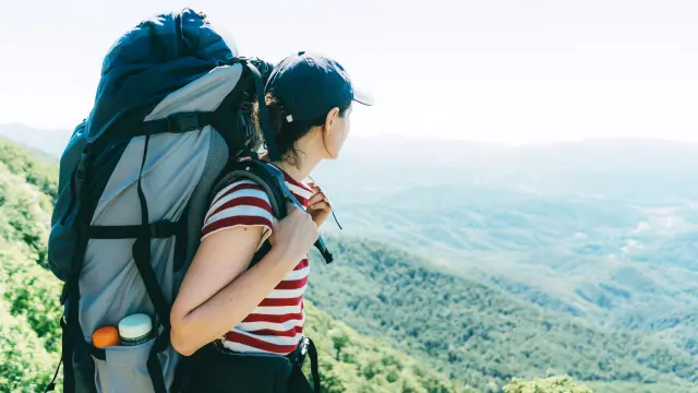 Micro-aventure, randonneuse avec sac à dos