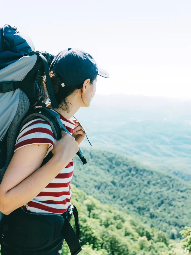 Micro-aventure, randonneuse avec sac à dos