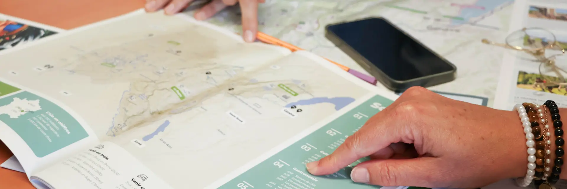 Brochure montrée du doigt