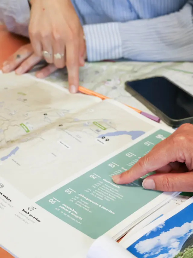 Brochure montrée du doigt