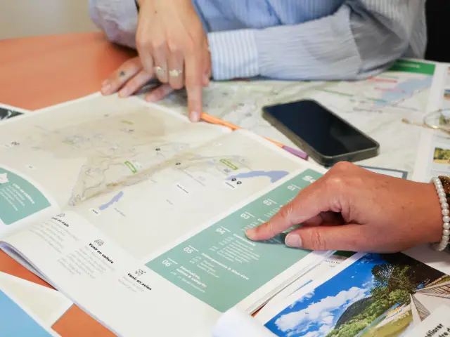 Brochure montrée du doigt