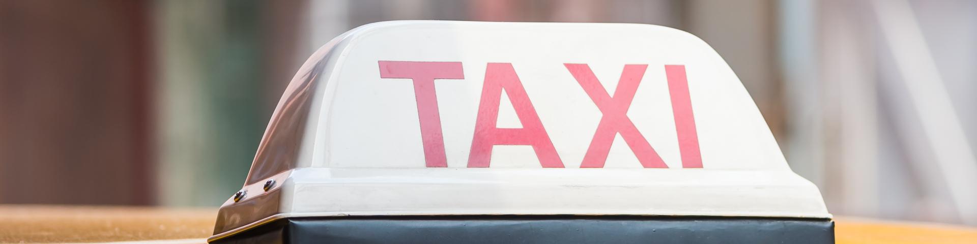 Taxischild auf dem Autodach