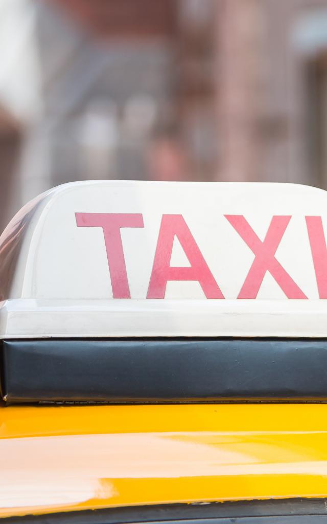 Taxibord op dak auto