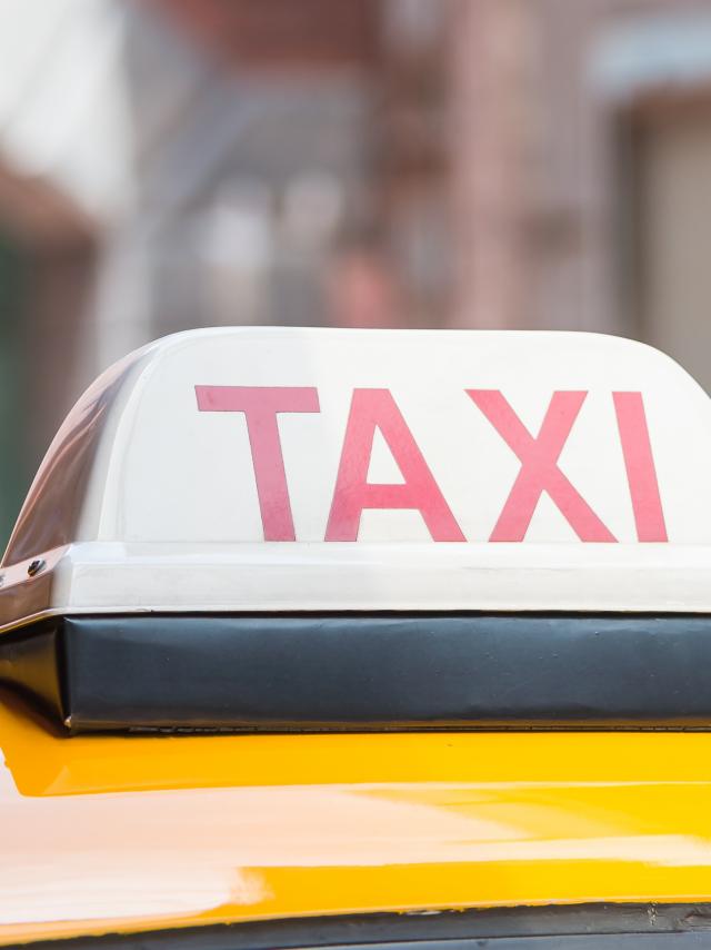 Taxibord op dak auto