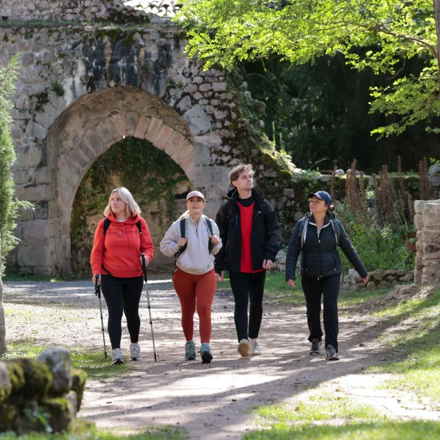 Marcheurs Site Medieval Salt En Donzy 17 Adt 42 Hubert Genouilhac