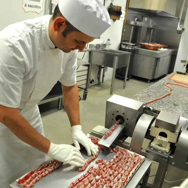 P Bourg Argental Les Bonbons De Julien 5 Adt42 Evelyne Deveaux 1