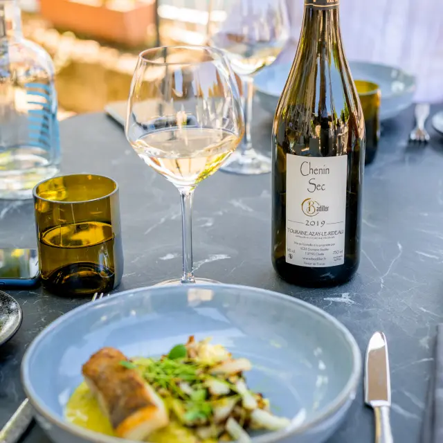 Sur la carte des vins : vin blanc du territoire de l'AOC touraine Azay-le-Rideau avec du poisson. Restaurant L'Epine