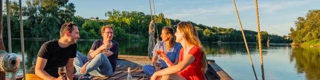 Apéro entre amis sur un Bateau Rabouilleuse balade en bateau sur la Loire