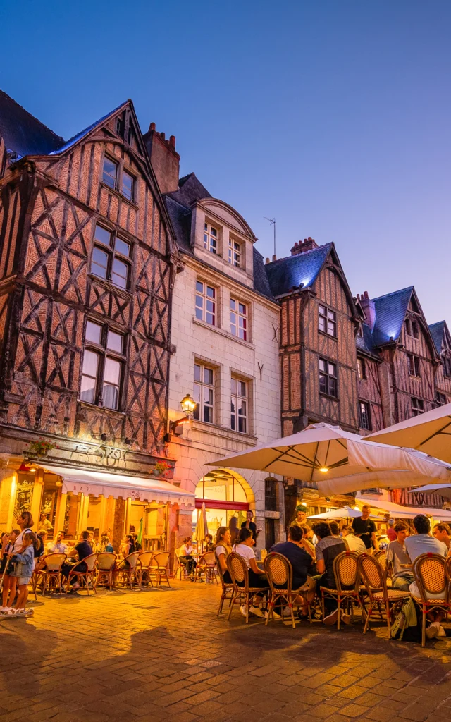 Place Plumereau le soir à Tours
