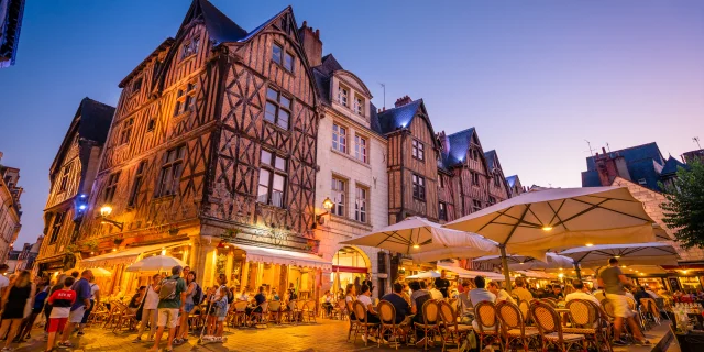 Place Plumereau le soir à Tours