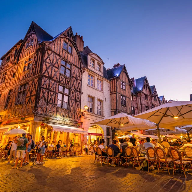 Place Plumereau le soir à Tours