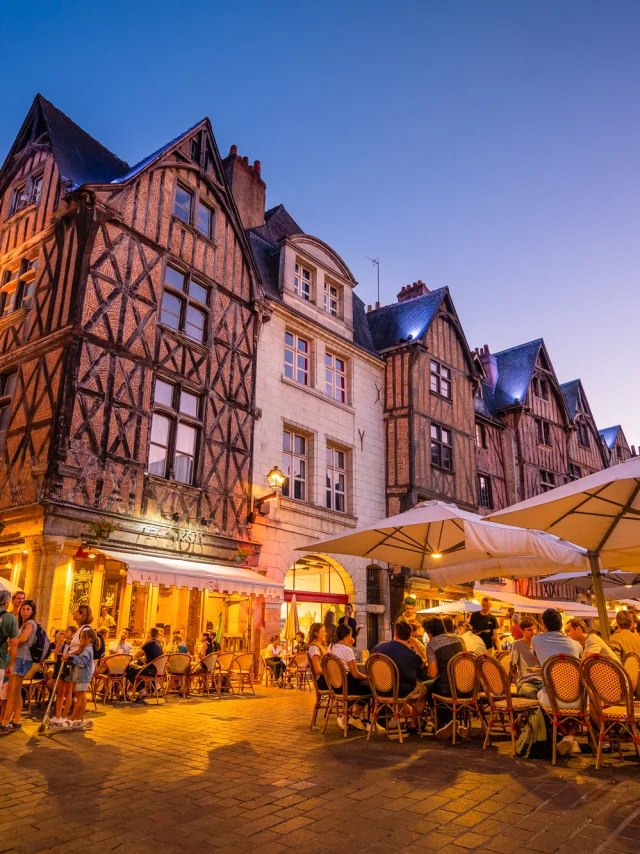 Place Plumereau le soir à Tours