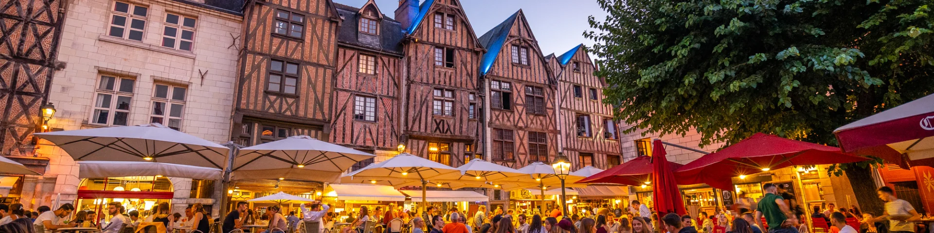 Place Plumereau le soir à Tours