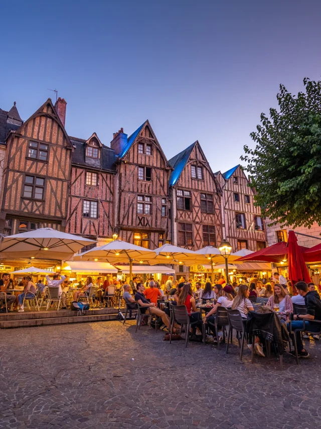Place Plumereau le soir à Tours
