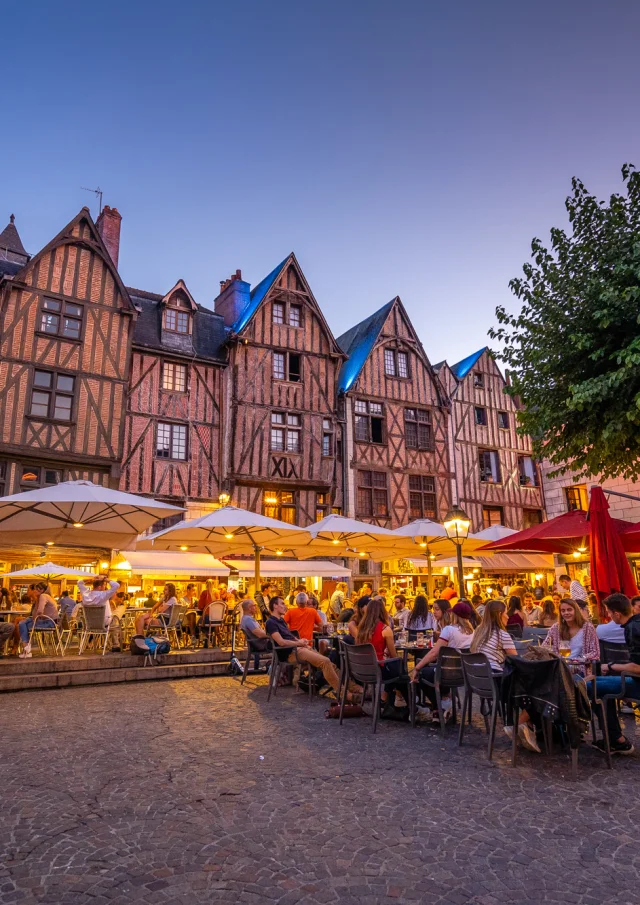 Place Plumereau le soir à Tours