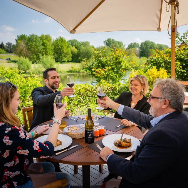 Terrasse du restaurant de l'Auberge de L'Ile à l'Ile-Bouchard