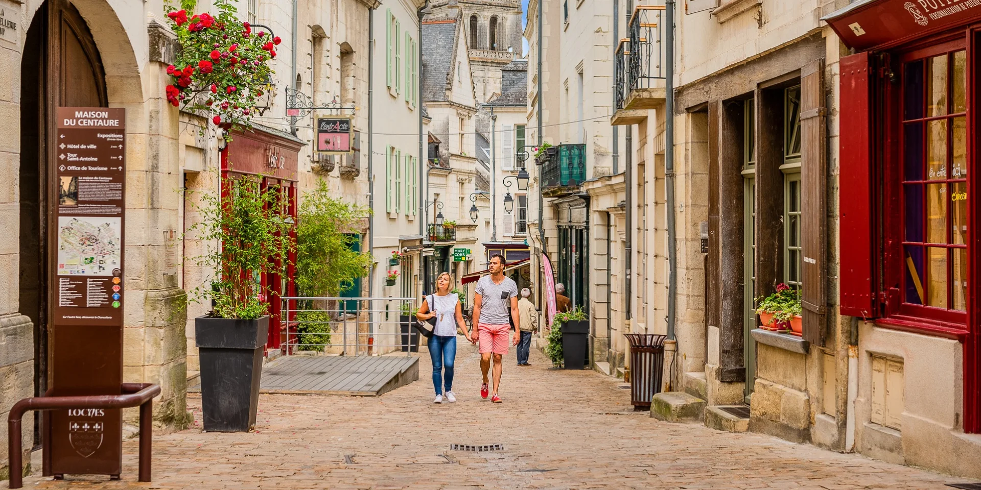 Balade dans les jolies rues de la ville de Loches.